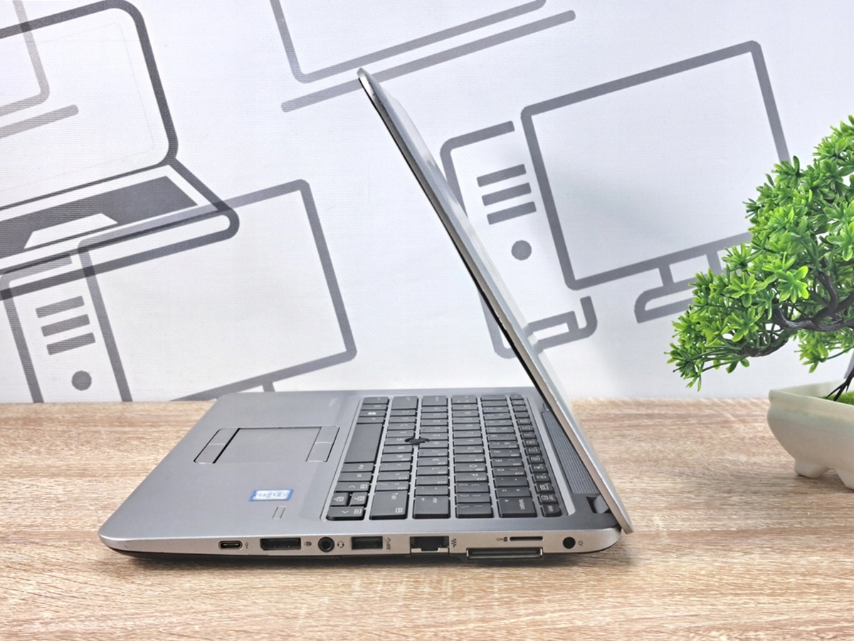 HP EliteBook 820 G3 i5-6-osios kartos 4 GB 2 TB SSD HD WIN10 - Image 6